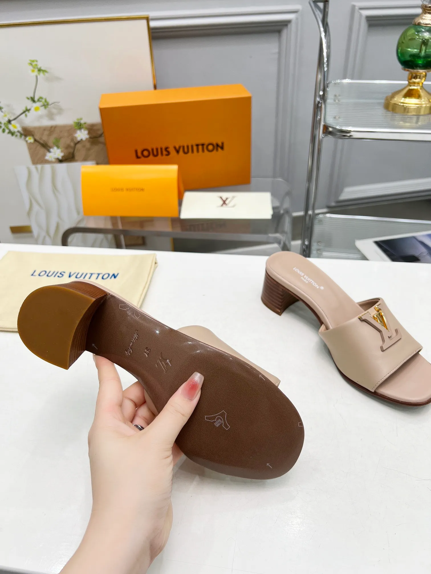 👟👟Ex-factory price 460👟👟Louis Vuitton/Louis Vuitton women's new sandals LV SUNSET COMFORT flat sandals are made of exquisite cowhide and sheepskin lining, the uppers show handicrafts, and are matched with genuine leather soles*@wearing experience. LV logo hardware buckle on upper, size 35-42